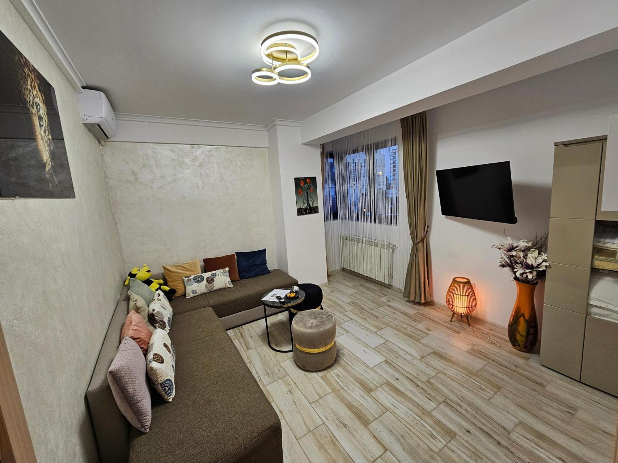 Andrew's * Mamaia